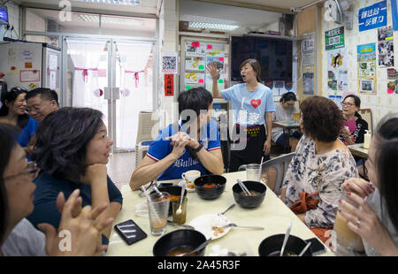 (191012) - HONG KONG, Oktober 12, 2019 (Xinhua) - Kunden erfassen im Kate Lee's Kaffee Restaurant ihre Unterstützung für Sie in Kowloon, South China Hong Kong, Oktober 10, 2019 zu äußern. Eingebettet in die labyrinthischen Seafood Market der ruhigen Fischerdorf Lei Yue Mun in Hongkong, einem gemütlichen kleinen Kaffee Restaurant hat unerwartet ein Leuchtfeuer der Mut für die gewöhnlichen Menschen in Hongkong, die Ruhe, inmitten der letzten Chaos. Nachdem sie veröffentlicht Bilder sichern Hong Kong Polizei gegen einige radikale Demonstranten Ende Juni, Kate Lee, der Eigentümer der Kaffee Restaurant, gefunden, die ihr Gewissen nahm ein h Stockfoto