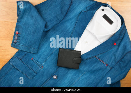 Jeans Jacke und schwarzer Geldbeutel und klassisches weißes Shirt, Mode für Männer. Ansicht von oben Stockfoto