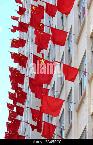 Chinesischen Nationalen Fahnen flattern auf der Windows auf dem Campus der Liaoning Universität der Traditionellen Chinesischen Medizin der bevorstehenden Nationalen Tag, an dem ich zu markieren Stockfoto