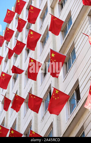 Chinesischen Nationalen Fahnen flattern auf der Windows auf dem Campus der Liaoning Universität der Traditionellen Chinesischen Medizin der bevorstehenden Nationalen Tag, an dem ich zu markieren Stockfoto