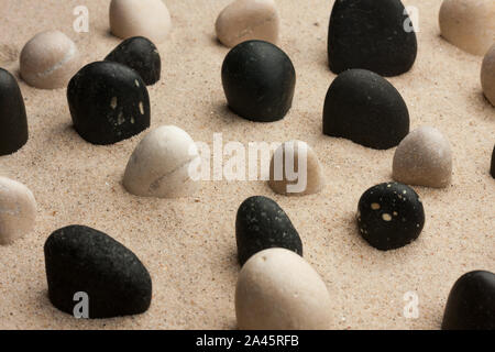 Rock garden. Steine aus dem Sand im Sonnenlicht. Spa Hintergrund Stockfoto