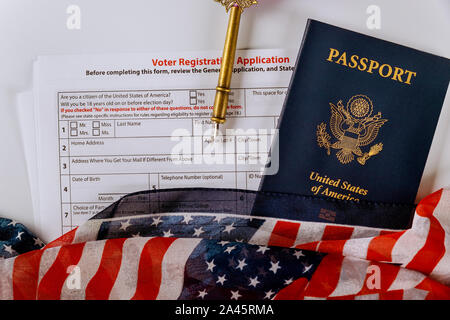 Amerikanische Abstimmung mit den USA Der amerikanische Staatsbürgerschaft Registrierung Reisepass durch die amerikanische Flagge bedeckt Stockfoto