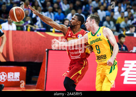 Brazilian-Italian professioneller Basketballspieler Marcelo Huertas, rechts, versucht, den Ball an der dritten Runde der Gruppe F Republik Montenegro vs zu erhalten Stockfoto