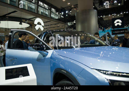 ---- Leute besuchen Sie den Stand von NIO während des 16. China (Guangzhou) Internationale Automobil Ausstellung, auch als automatische Guangzhou 2018 bekannt, in Gua Stockfoto