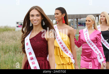 Miss Tourismus stellen auf der Straße durch den Gelben Fluss in Dongying Stadt, der ostchinesischen Provinz Shandong, 20. September 2019. Stockfoto