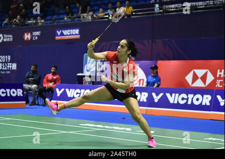 Indische professionelle Badmintonspieler Saina Nehwal konkurriert gegen Thai professionelle Badminton Spieler Busanan Ongbamrungphan an der ersten Runde der Wom Stockfoto