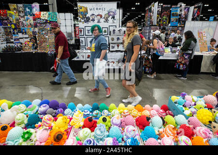 Los Angeles, USA. 11 Okt, 2019. Besucher bewundern Los Angeles Comic Con in Los Angeles statt, die Vereinigten Staaten, Oktober 11, 2019. Los Angeles Comic Con zurück nach Los Angeles für ihre 9 Jahr am Freitag. Credit: Qian Weizhong/Xinhua/Alamy leben Nachrichten Stockfoto