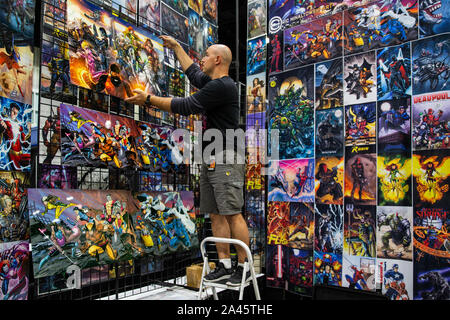 Los Angeles, USA. 11 Okt, 2019. Ordnet ein Aussteller seinen Stand am Los Angeles Comic Con in Los Angeles statt, die Vereinigten Staaten, Oktober 11, 2019. Los Angeles Comic Con zurück nach Los Angeles für ihre 9 Jahr am Freitag. Credit: Qian Weizhong/Xinhua/Alamy leben Nachrichten Stockfoto