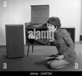 Modell mit kurzen Haaren stellt in einem mini-kleid mit Stereo Sound System c 1969 Foto von Tony Henshaw Archiv Stockfoto