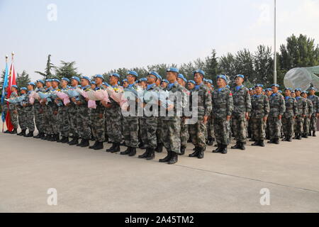 Die zweite Mannschaft des 9. Reihe der Chinesischen Friedenstruppe in der Republik Südafrika Sudan beenden ihre Mission und auf einem Flughafen in Zhengzhou ankommen Stockfoto