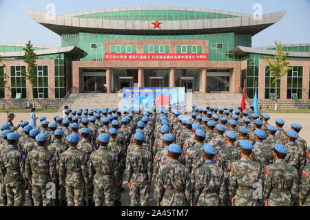 Die zweite Mannschaft des 9. Reihe der Chinesischen Friedenstruppe in der Republik Südafrika Sudan beenden ihre Mission und auf einem Flughafen in Zhengzhou ankommen Stockfoto