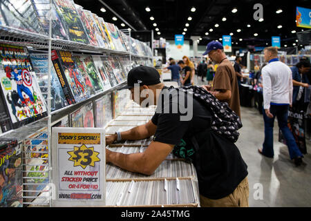 Los Angeles, USA. 11 Okt, 2019. Besucher shop in Los Angeles Comic Con in Los Angeles statt, die Vereinigten Staaten, Oktober 11, 2019. Los Angeles Comic Con zurück nach Los Angeles für ihre 9 Jahr am Freitag. Credit: Qian Weizhong/Xinhua/Alamy leben Nachrichten Stockfoto