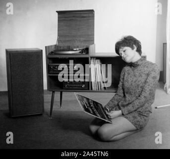 Modell mit kurzen Haaren stellt in einem mini-kleid mit Stereo Sound System c 1969 Foto von Tony Henshaw Archiv Stockfoto