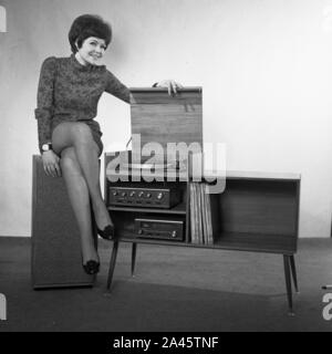 Modell mit kurzen Haaren stellt in einem mini-kleid mit Stereo Sound System c 1969 Foto von Tony Henshaw Archiv Stockfoto