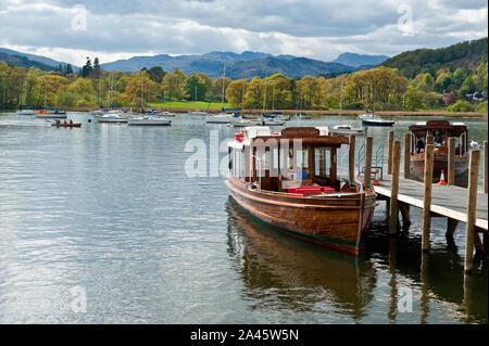 Traditionelle kleine Holz Boot für Kreuzfahrten auf See Windemere. Bowness am Windemere, England Stockfoto