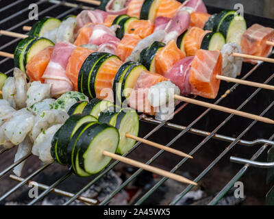 Zucchini lachs Spieße auf dem Grill Stockfoto