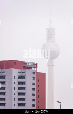 Den berühmten Berliner Fernsehturm fast vollständig durch Nebel an einem Wintermorgen, Berlin, Deutschland Stockfoto