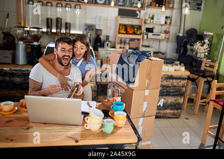 Glückliches Paar arbeiten bei Coffee Shop - Coffee shop besitzer. Glücklich der Mann und die Frau arbeiten einen Coffee Shop zu öffnen. Stockfoto