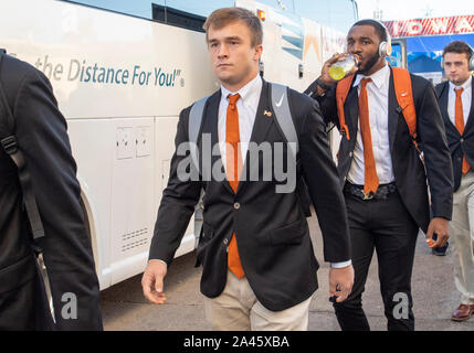 Okt 12, 2019: Texas Longhorns quarterback Sam Ehlinger kommt an das Stadion vor dem NCAA Red River Rivalität Spiel zwischen der Universität von Oklahoma Sooners und der Universität von Texas Longhorns im Cotton Bowl Stadium im Fair Park in Dallas, TX Albert Pena/CSM Stockfoto