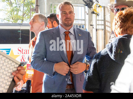 Okt 12, 2019: Texas Longhorns Head Coach Tom Herman im Cotton Bowl vor dem NCAA Red River Rivalität Spiel zwischen der Universität von Oklahoma Sooners und der Universität von Texas Longhorns im Cotton Bowl Stadium im Fair Park in Dallas, TX Albert Pena/CSM eintrifft Stockfoto