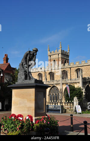 War Memorial (das Denken Soldat) und Allerheiligen Kirche, Marktplatz, High Street, Huntingdon, Cambridgeshire, England, Großbritannien Stockfoto