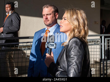 Okt 12, 2019: Texas Longhorns Head Coach Tom Herman spricht mit Fox Sports an der Baumwollschüssel vor dem NCAA Red River Rivalität Spiel zwischen der Universität von Oklahoma Sooners und der Universität von Texas Longhorns im Cotton Bowl Stadium im Fair Park in Dallas, TX Albert Pena/CSM Stockfoto