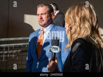 Okt 12, 2019: Texas Longhorns Head Coach Tom Herman spricht mit Fox Sports an der Baumwollschüssel vor dem NCAA Red River Rivalität Spiel zwischen der Universität von Oklahoma Sooners und der Universität von Texas Longhorns im Cotton Bowl Stadium im Fair Park in Dallas, TX Albert Pena/CSM Stockfoto