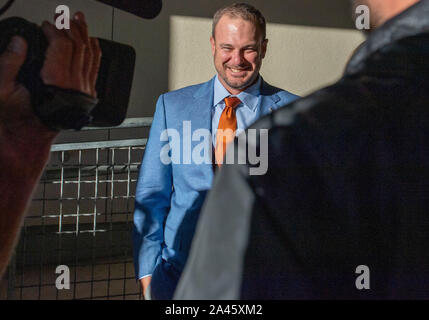 Okt 12, 2019: Texas Longhorns Head Coach Tom Herman im Cotton Bowl vor dem NCAA Red River Rivalität Spiel zwischen der Universität von Oklahoma Sooners und der Universität von Texas Longhorns im Cotton Bowl Stadium im Fair Park in Dallas, TX Albert Pena/CSM eintrifft Stockfoto