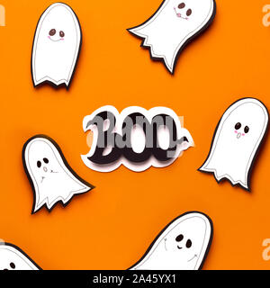 Flying Halloween Geister flüstern buh Text auf Orange Stockfoto