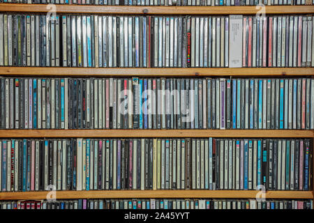 Eine Sammlung von Compact Discs, die auf Regalen in einer häuslichen Umgebung Stockfoto