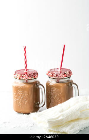 Heißer Kakao mit Zuckerstangen. Stockfoto