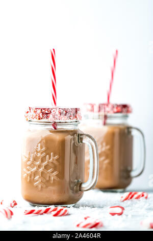 Heißer Kakao und Zuckerstangen. Stockfoto