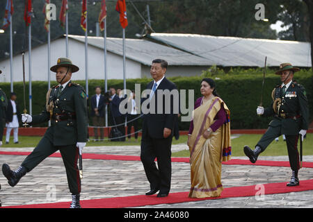 Kathmandu, Nepal. 12 Okt, 2019. Der Präsident der Volksrepublik China, Xi Jinping, erhält eine ehrenwache nach seiner Ankunft am Internationalen Flughafen Tribhuvan, auf seinem Staatsbesuch in Kathmandu, Nepal am Samstag, 12. Oktober 2019. Der chinesische Präsident ist auf einem zweitägigen Staatsbesuch in Nepal auf Einladung seines Nepalesischen Gegenstück Bidhya Devi Bhandari. Dies ist der Besuch eines chinesischen Präsidenten in Nepal im Abstand von 23 Jahren. Credit: Skanda Gautam/ZUMA Draht/Alamy leben Nachrichten Stockfoto