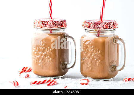 Heißer Kakao und Zuckerstangen. Stockfoto