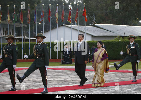 Kathmandu, Nepal. 12 Okt, 2019. Der Präsident der Volksrepublik China, Xi Jinping, erhält eine ehrenwache nach seiner Ankunft am Internationalen Flughafen Tribhuvan, auf seinem Staatsbesuch in Kathmandu, Nepal am Samstag, 12. Oktober 2019. Der chinesische Präsident ist auf einem zweitägigen Staatsbesuch in Nepal auf Einladung seines Nepalesischen Gegenstück Bidhya Devi Bhandari. Dies ist der Besuch eines chinesischen Präsidenten in Nepal im Abstand von 23 Jahren. Credit: Skanda Gautam/ZUMA Draht/Alamy leben Nachrichten Stockfoto