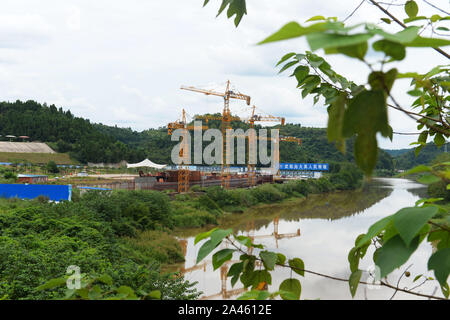 Blick auf die Konstruktion von doppelten Titanic und seine Umgebung in Daying Grafschaft, Stadt Suining, Südwesten Chinas Provinz Sichuan, 18. September 2019. Stockfoto