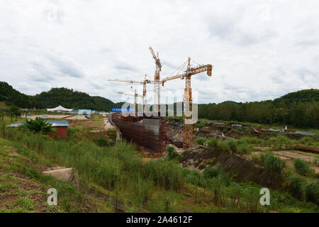 Blick auf die Konstruktion von doppelten Titanic und seine Umgebung in Daying Grafschaft, Stadt Suining, Südwesten Chinas Provinz Sichuan, 18. September 2019. Stockfoto