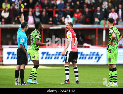 Von Exeter City Lee Martin erhält die Gelbe Karte von Schiedsrichter Paul Marsden während der Sky Bet Liga Match im St James Park, Exeter. Stockfoto