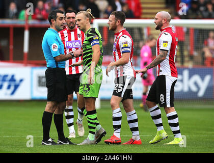 Schiedsrichter Paul Marsden Wörter durch Wald Grün Kapitän Joseph Mills während der Sky Bet Liga Match im St James Park, Exeter. Stockfoto