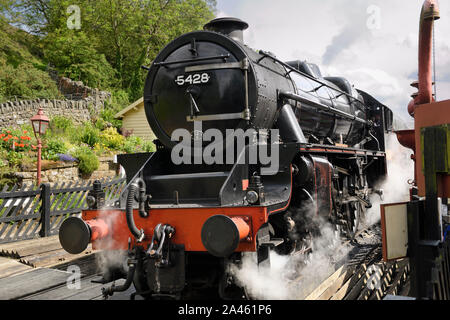 1937 Stanier Black Five LMS 5428 Dampfmaschine in Goathland Bahnhof North Yorkshire Moors Railway Line England anreisen Stockfoto