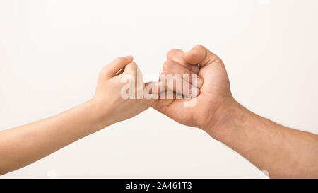 Vater und Tochter hand Versprechen halten kleine Finger Stockfoto