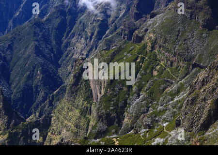 Einen dramatischen Blick auf dem Wanderweg anschließen Pico Arieiro, dem Pico Ruivo (Madeira, Portugal) Stockfoto