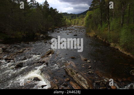 Der Fluss Affric im Glen Affric (Scottish Highlands) unter einer bedrohlichen Himmel Stockfoto