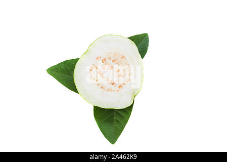 Eine einzelne Scheibe Guave mit Blatt auf weißem Hintergrund Stockfoto