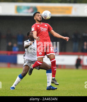 Crawley, UK, 12. Oktober 2019 - Tarryn Allarakhia von Crawley fallen den Ball auf der Brust während der Skybet Liga Match zwischen Crawley und Colchester United auf die Leute in der Pension Stadion. Foto: Simon Dack TPI/Alamy leben Nachrichten Stockfoto