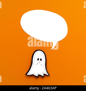 Halloween Phantom mit Sprechblase auf orange Hintergrund Stockfoto
