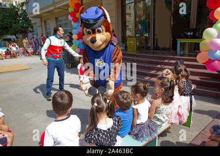 Baku, Aserbaidschan - 05.09.2018: glückliche Gruppe von Kindern bei einer Geburtstagsfeier im Stil der paw Patrouille mit einem Animateur gekleidet. Kinder- birt Stockfoto