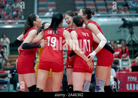 Mitglieder der nationalen Chinas Volleyballerinnen Feiern während der 2019 FIVB Volleyball der Frauen-WM gegen Argentinien in Osaka, Japan, Septe Stockfoto