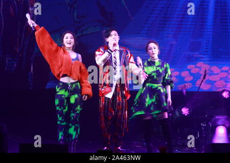 Charlene Choi, Links, und Gillian Chung, rechts, von Hongkong Cantopop duo Twins erscheinen und Singen bei einem Konzert von Hong Kong Sänger, Songschreiber und Schauspieler K Stockfoto