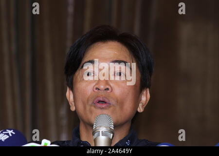 Taiwanesische Berühmtheit Jacky Wu spricht auf der Pressekonferenz mit hohen Renditen und die Beschwerde eines Staubsaugers Marke investiert er in der Ta zu klären Stockfoto